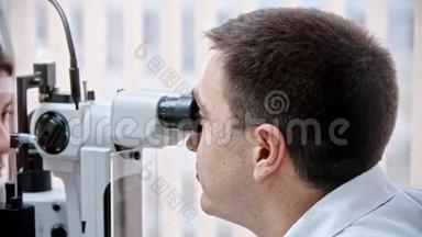 <strong>眼科</strong>医生-一位<strong>眼科</strong>医生正在用一种特殊的仪器检查一位美女的视力